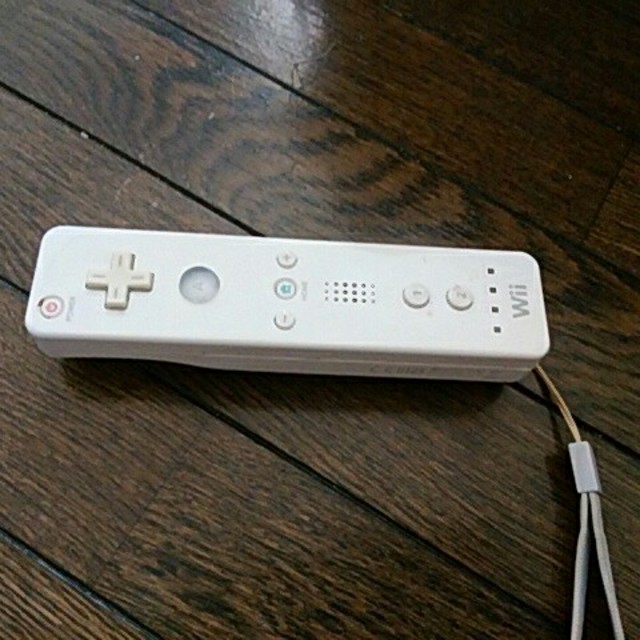 Wii(ウィー)のWiiリモコン エンタメ/ホビーのゲームソフト/ゲーム機本体(家庭用ゲーム機本体)の商品写真