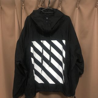 オフホワイト ナイロンプルオーバーパーカー