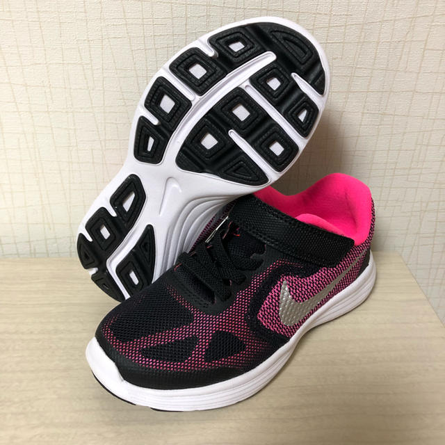 NIKE(ナイキ)の新品 ナイキ NIKE レボリューション3 PSV 17cm キッズ/ベビー/マタニティのキッズ靴/シューズ(15cm~)(スニーカー)の商品写真