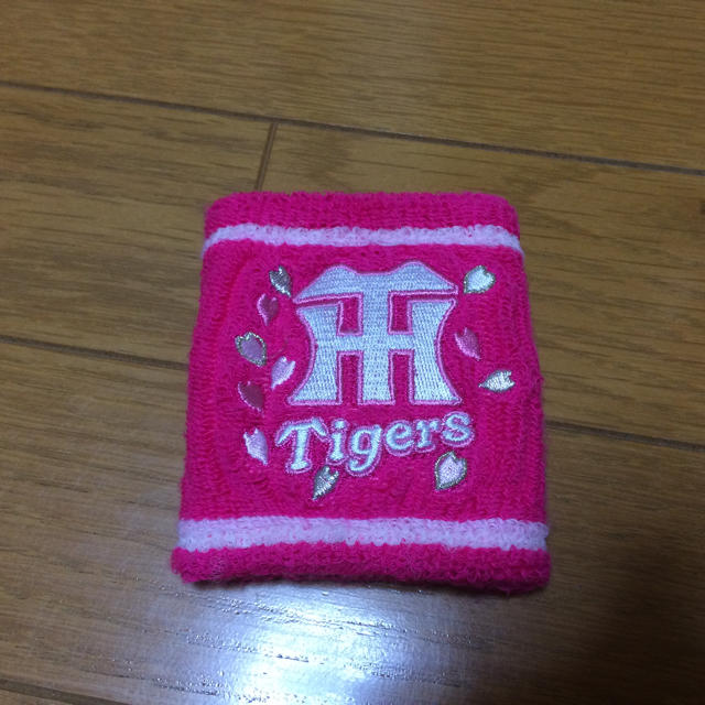阪神タイガース(ハンシンタイガース)のリストバンド  阪神タイガース スポーツ/アウトドアの野球(応援グッズ)の商品写真