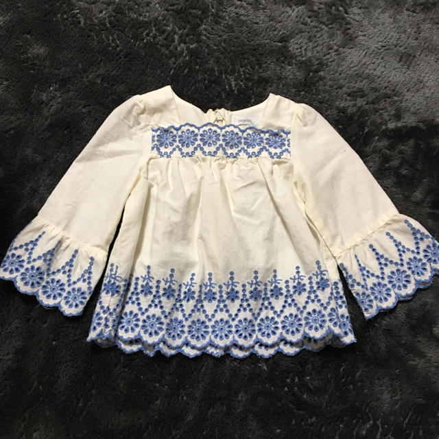 babyGAP(ベビーギャップ)の刺繍 スカラップ ブラウス キッズ/ベビー/マタニティのベビー服(~85cm)(シャツ/カットソー)の商品写真