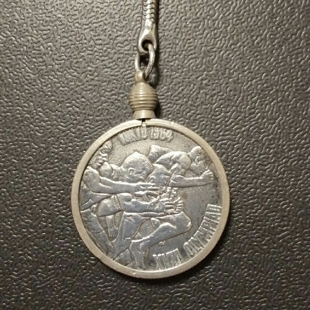 値下げ  1964年東京オリンピック銀メダル キーホルダー エンタメ/ホビーのコレクション(その他)の商品写真