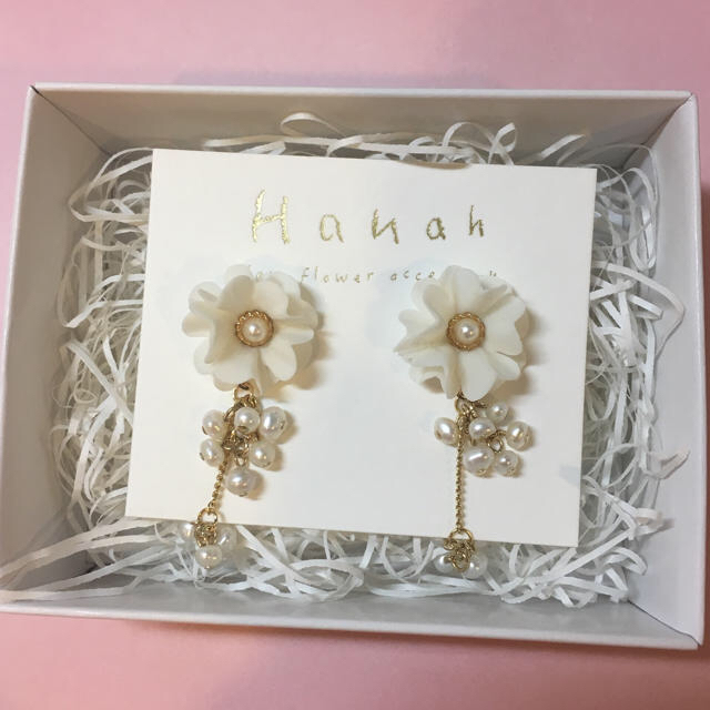 新品・未使用♡Hanah 白フリルフラワーピアス レディースのアクセサリー(ピアス)の商品写真