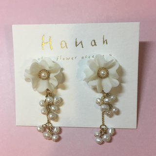 新品・未使用♡Hanah 白フリルフラワーピアス(ピアス)