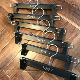 フォクシー(FOXEY)のフォクシー パンツ・スカートハンガー6本 ルネハンガーおまけ付き(押し入れ収納/ハンガー)