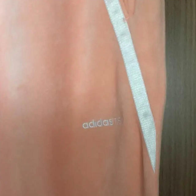 adidas(アディダス)のadidas neo  ベロア素材スエットパンツ  オレンジ S レディースのパンツ(カジュアルパンツ)の商品写真