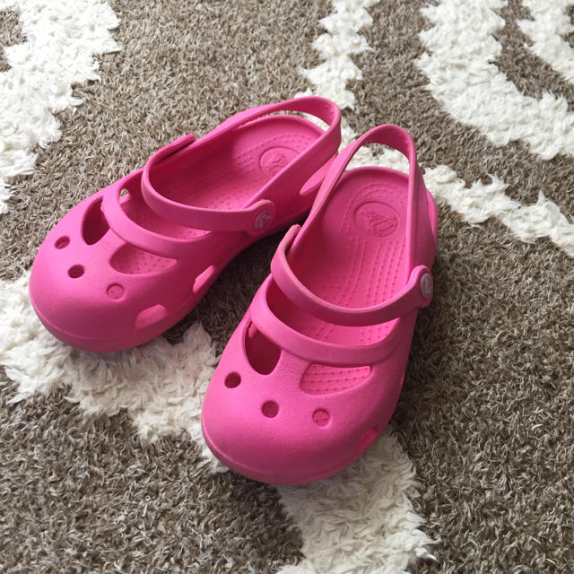 crocs(クロックス)のcrocs キッズ c10 17.5㎝ キッズ/ベビー/マタニティのキッズ靴/シューズ(15cm~)(サンダル)の商品写真