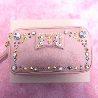 ミュウミュウ(miumiu)の(週末値下げ)miu miu ⋈ スタッズポーチ(ポーチ)