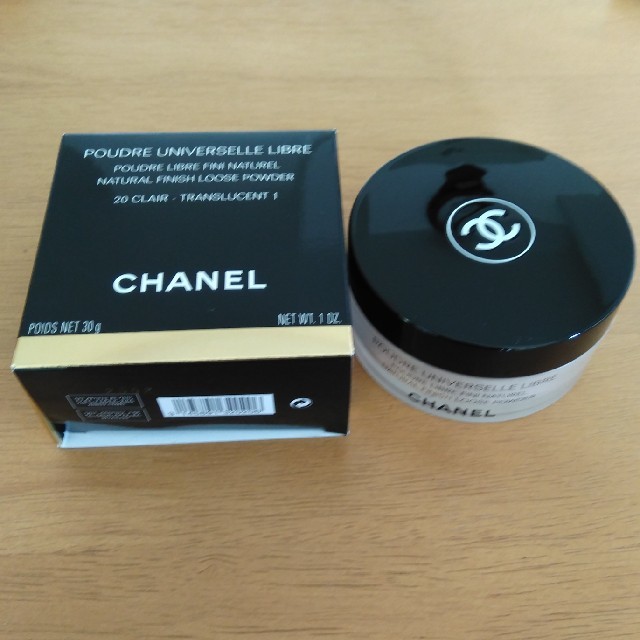 CHANEL(シャネル)のシャネル　プードゥル　ユニヴェルセル　リーブル　20　クレール　フェイスパウダー コスメ/美容のベースメイク/化粧品(フェイスパウダー)の商品写真