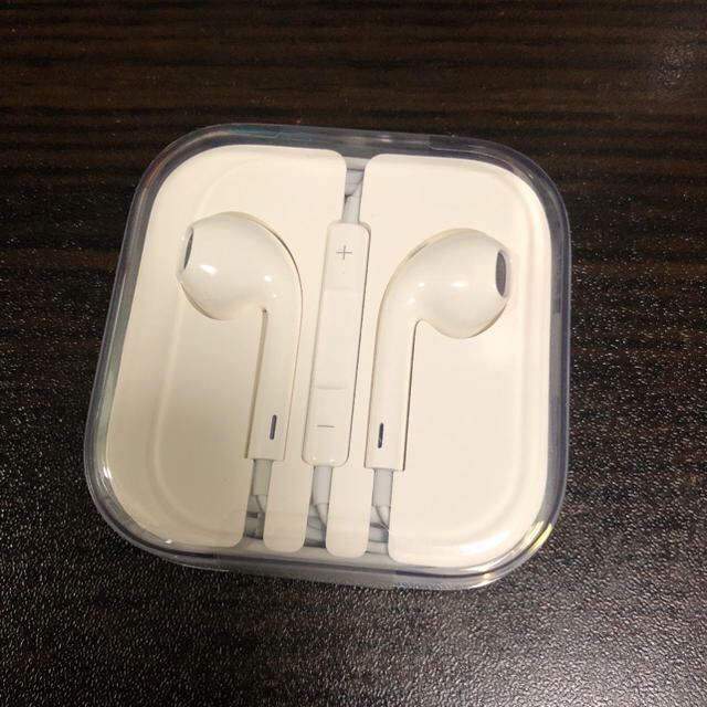 Apple(アップル)のEarpods with 3.5 mm Headphone Plug スマホ/家電/カメラのオーディオ機器(ヘッドフォン/イヤフォン)の商品写真