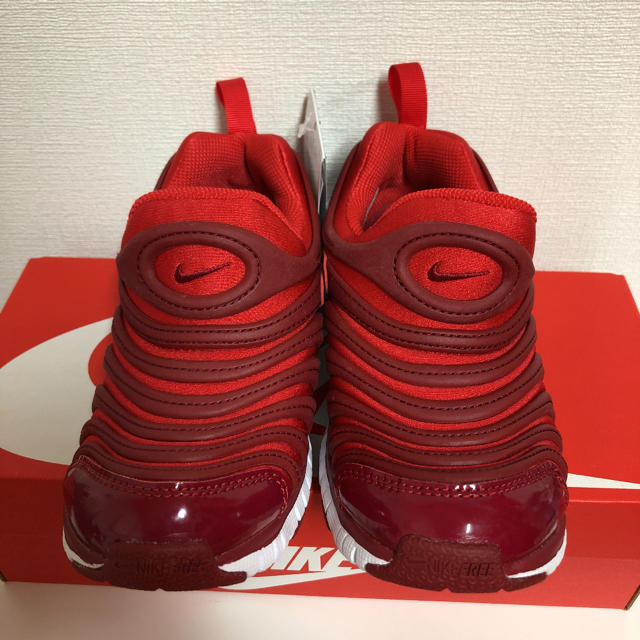 NIKE(ナイキ)のナイキ ダイナモフリー 新品 20.0 キッズ スニーカー スリッポン 赤 靴 キッズ/ベビー/マタニティのキッズ靴/シューズ(15cm~)(スリッポン)の商品写真