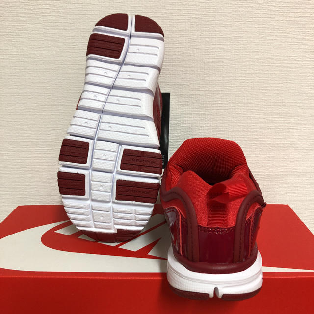 NIKE(ナイキ)のナイキ ダイナモフリー 新品 20.0 キッズ スニーカー スリッポン 赤 靴 キッズ/ベビー/マタニティのキッズ靴/シューズ(15cm~)(スリッポン)の商品写真