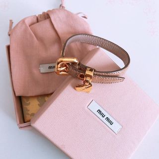 ミュウミュウ(miumiu)のmiumiu ブレスレット ハート ベージュ 【箱、巾着付き】(ブレスレット/バングル)