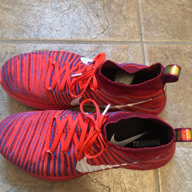 NIKE(ナイキ)のナイキ トレーニングシューズ ランニングシューズ トレインフォース 赤 レッド メンズの靴/シューズ(スニーカー)の商品写真