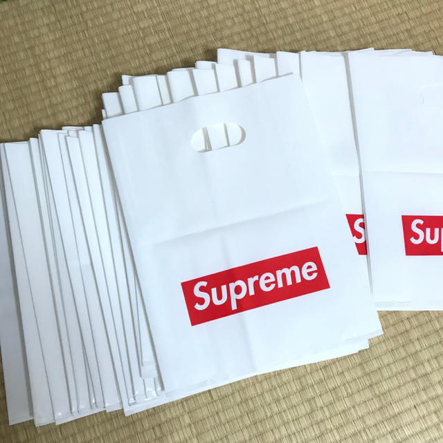 Supreme(シュプリーム)のSupreme ショッパー50袋 シュプリーム ロゴ ショップ袋 レディースのバッグ(ショップ袋)の商品写真