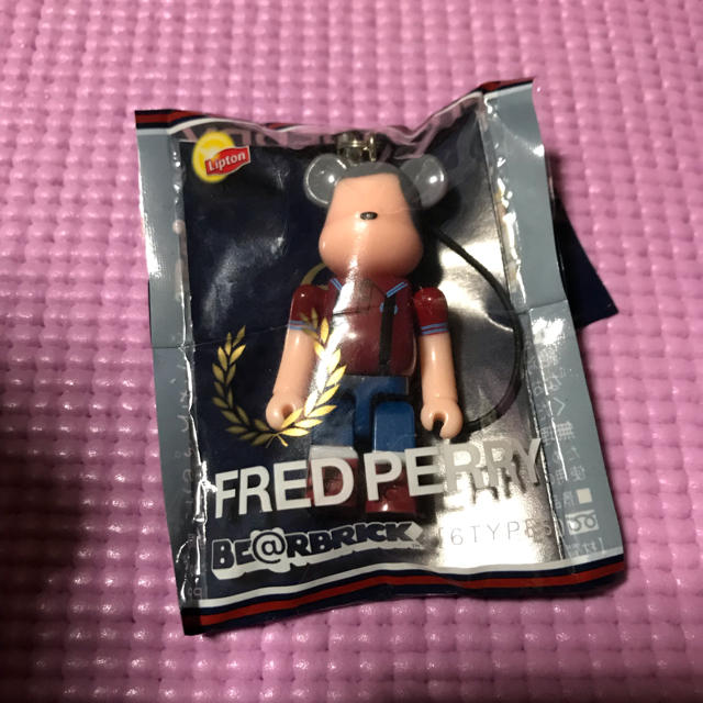 FRED PERRY(フレッドペリー)のFRED PERRYフレッドペリー リプトンコラボフィギュアストラップskins エンタメ/ホビーのフィギュア(ミリタリー)の商品写真