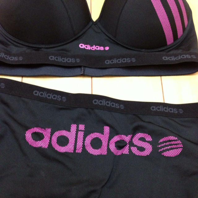 adidas(アディダス)のadidasスポーツパンツブラセット レディースの水着/浴衣(水着)の商品写真