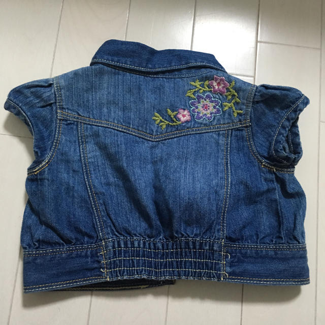 babyGAP(ベビーギャップ)の美品 babygap デニムジャケット 80cm ギャップ 女児 刺繍 半袖 キッズ/ベビー/マタニティのベビー服(~85cm)(カーディガン/ボレロ)の商品写真