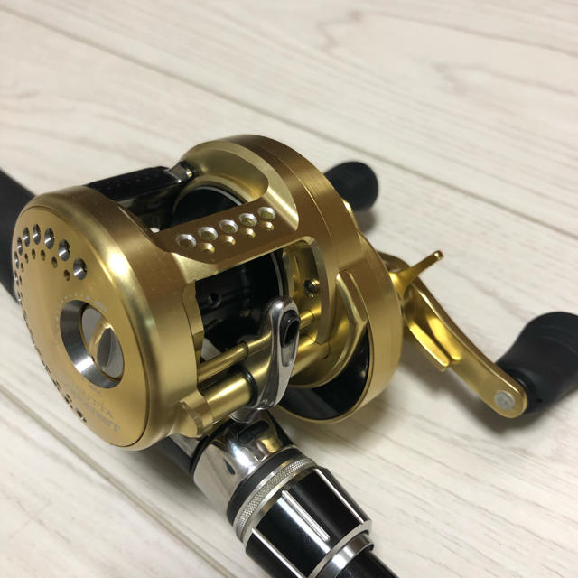 SHIMANO(シマノ)の絶対安い‼️15カルカッタコンクエスト201HG スポーツ/アウトドアのフィッシング(リール)の商品写真