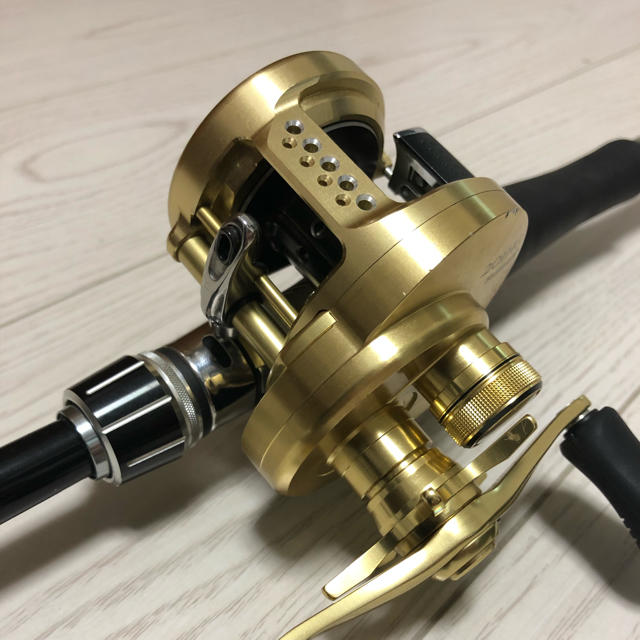 SHIMANO(シマノ)の絶対安い‼️15カルカッタコンクエスト201HG スポーツ/アウトドアのフィッシング(リール)の商品写真