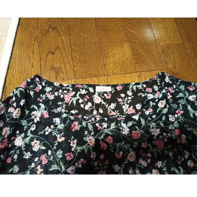 4L黒の花柄カットソー　値下げ レディースのトップス(カットソー(半袖/袖なし))の商品写真