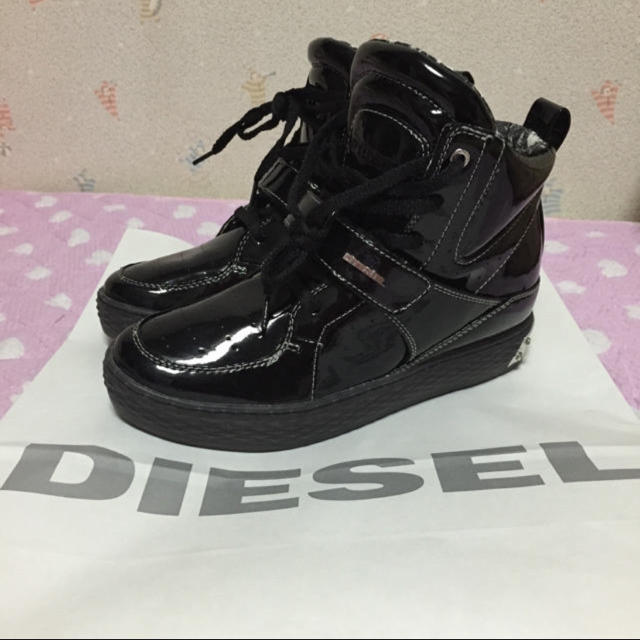 DIESEL(ディーゼル)の★DIESEL エナメルスニーカー★ レディースの靴/シューズ(スニーカー)の商品写真