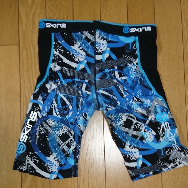 SKINS(スキンズ)のskins A200 パーフェクションタイツ size:L スポーツ/アウトドアのトレーニング/エクササイズ(その他)の商品写真