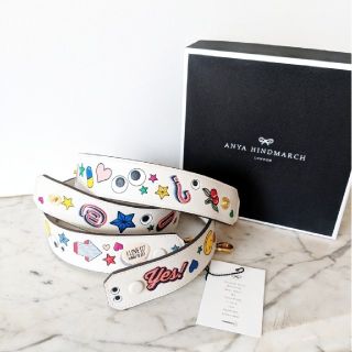 アニヤハインドマーチ(ANYA HINDMARCH)の【新品・完売色】Anya ショルダーストラップ オールオーバー ステッカー 白(その他)