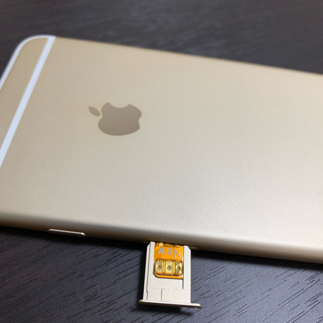 iPhone(アイフォーン)のiPhone 6 Plus Gold 64 GB wifi専用機 スマホ/家電/カメラのスマートフォン/携帯電話(その他)の商品写真