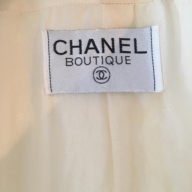 CHANEL(シャネル)のシャネルホワイトジャケット レディースのジャケット/アウター(ノーカラージャケット)の商品写真