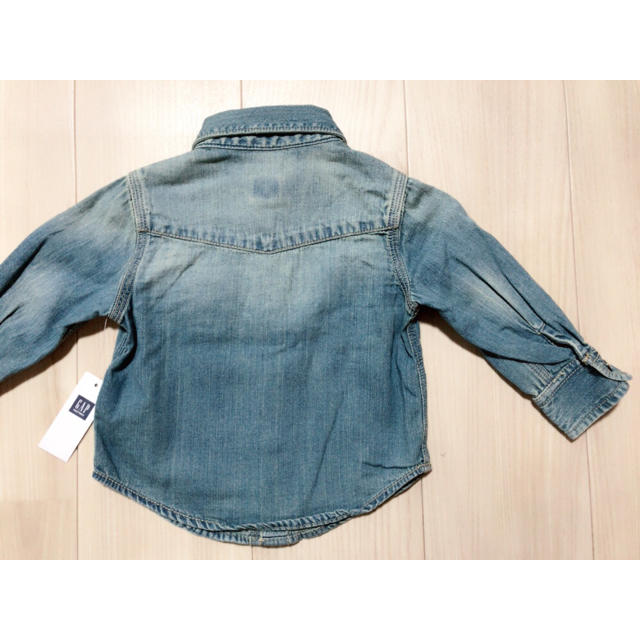 GAP(ギャップ)の gap デニムシャツ 80cm キッズ/ベビー/マタニティのベビー服(~85cm)(シャツ/カットソー)の商品写真