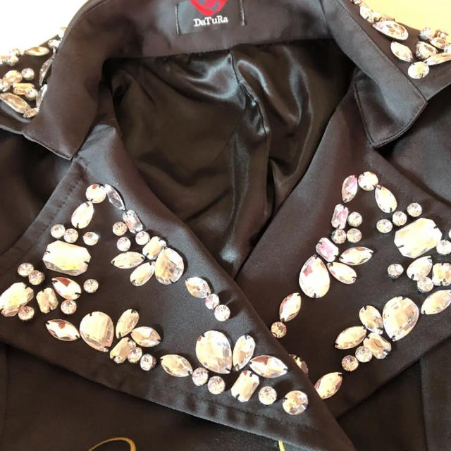DaTuRa(ダチュラ)のDaTuRa ビジュー付きトレンチコート黒 レディースのジャケット/アウター(トレンチコート)の商品写真