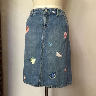 ギャップ(GAP)のGAP＊蝶々の刺繍デニムスカート(ひざ丈スカート)