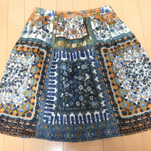 FELISSIMO(フェリシモ)のスカーフ柄 スカート レディースのスカート(ひざ丈スカート)の商品写真
