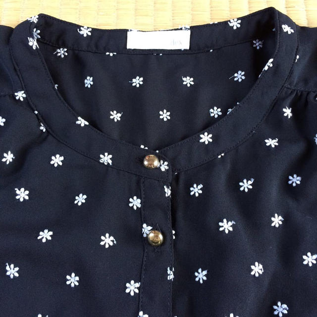 INDEX(インデックス)のindexの花柄刺繍半袖シャツ レディースのトップス(シャツ/ブラウス(半袖/袖なし))の商品写真