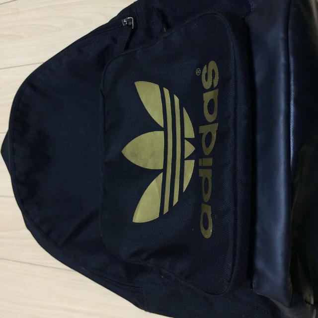 adidas(アディダス)のアディダス リュック 金 ゴールド レディースのバッグ(リュック/バックパック)の商品写真