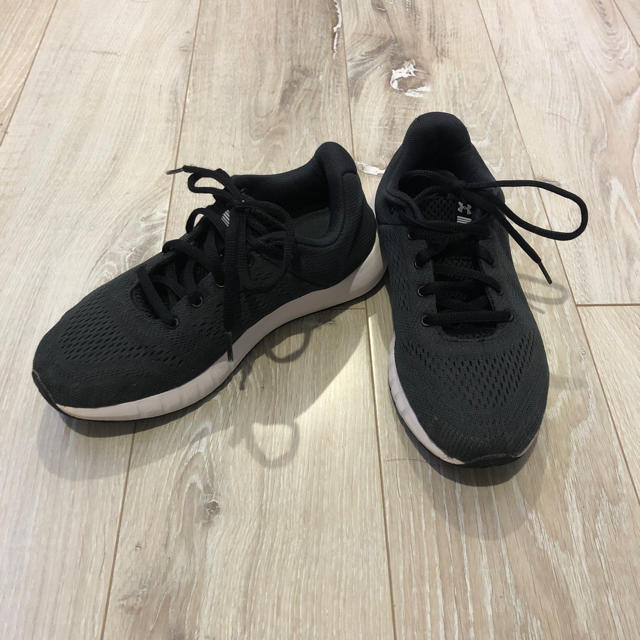 UNDER ARMOUR(アンダーアーマー)のUNDER ARMOUR 23センチ 黒 キッズ/ベビー/マタニティのキッズ靴/シューズ(15cm~)(スニーカー)の商品写真