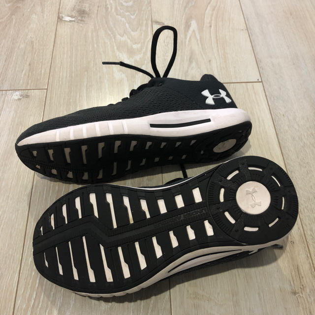 UNDER ARMOUR(アンダーアーマー)のUNDER ARMOUR 23センチ 黒 キッズ/ベビー/マタニティのキッズ靴/シューズ(15cm~)(スニーカー)の商品写真