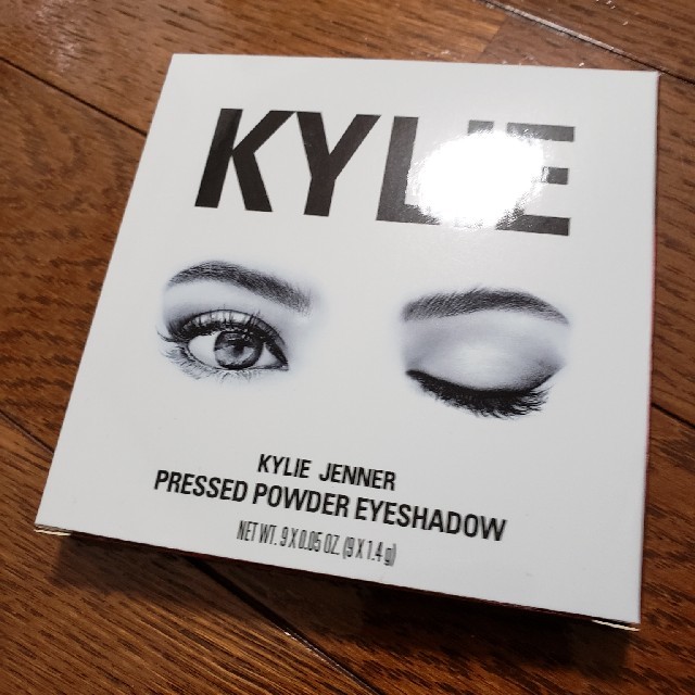 Kylie Cosmetics(カイリーコスメティックス)のKylie cosmetics kyliejenner バーガンディパレット　茶 コスメ/美容のベースメイク/化粧品(アイシャドウ)の商品写真