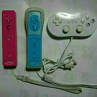 ウィー(Wii)のWiiリモコンプラス×2本(青・桃)＋クラシックコントローラー ジャンクセット！(その他)