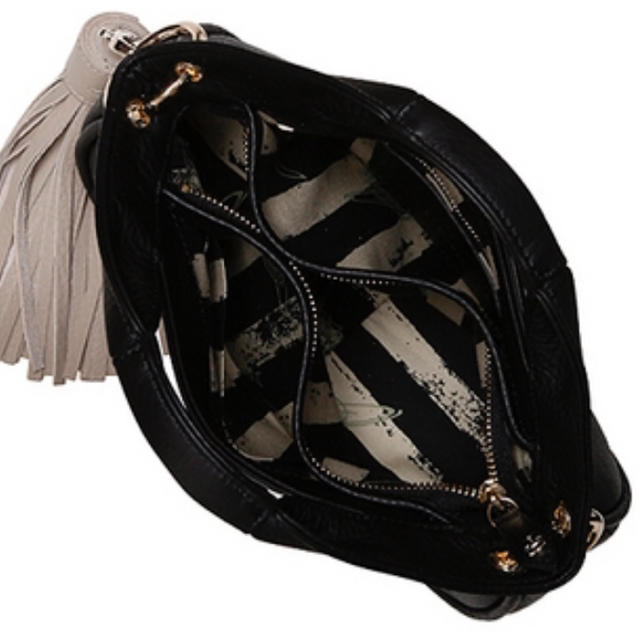 Vivienne Westwood(ヴィヴィアンウエストウッド)のTASSEL2 ショルダーバッグS Vivien westwood レディースのバッグ(ショルダーバッグ)の商品写真