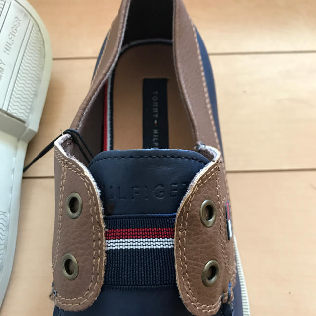 TOMMY HILFIGER(トミーヒルフィガー)の送料無料！トミーヒルフィガーメンズスニーカUS8.5 26.5センチ メンズの靴/シューズ(スニーカー)の商品写真