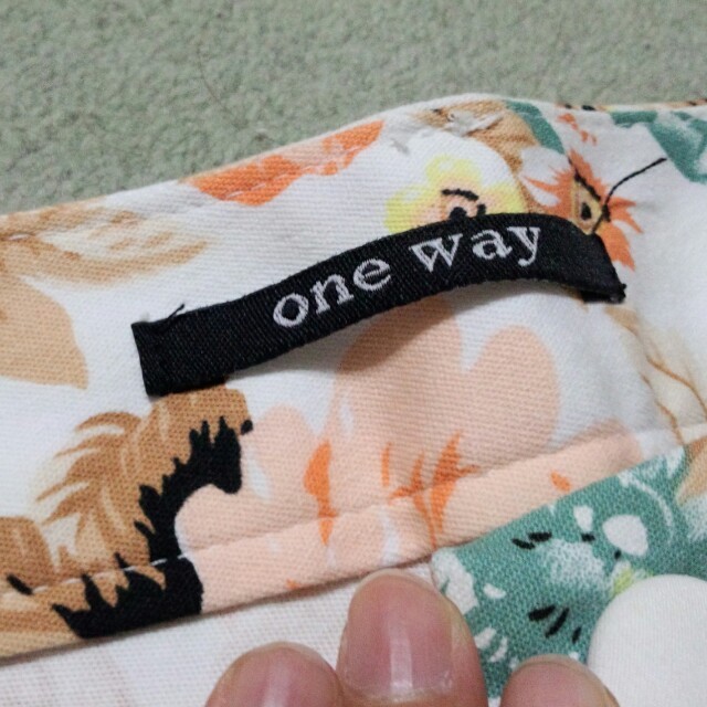 one*way(ワンウェイ)のﾜﾝｳｪｲ花柄ｼｮｰﾊﾟﾝ新品送料込み レディースのパンツ(ショートパンツ)の商品写真