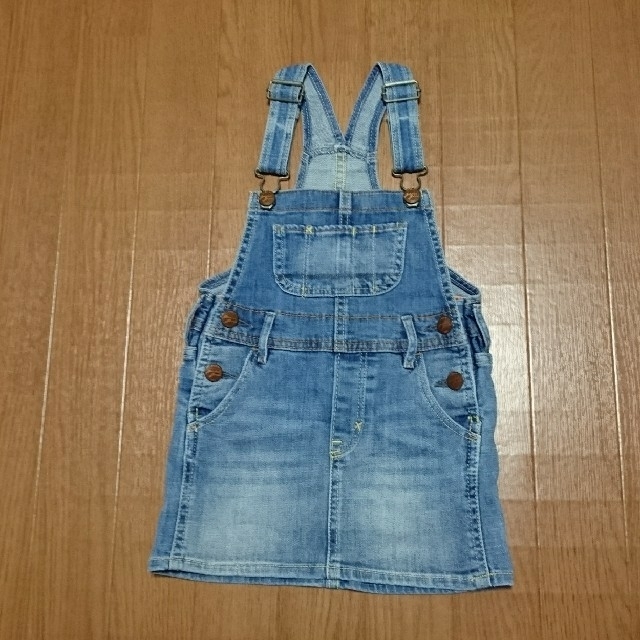 H&M(エイチアンドエム)のYOU様専用 H&M 100 オーバーオールデニムスカート キッズ/ベビー/マタニティのキッズ服女の子用(90cm~)(スカート)の商品写真