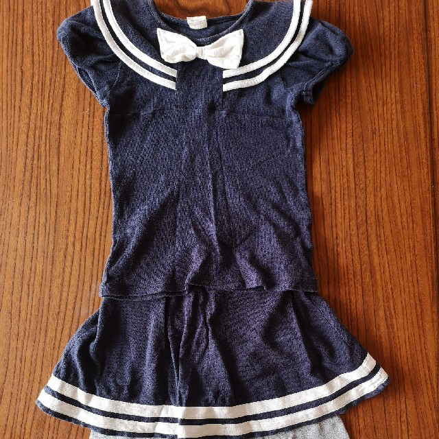 韓国子供服Bee Tシャツ＆スカッツ 上下セット売り キッズ/ベビー/マタニティのキッズ服女の子用(90cm~)(Tシャツ/カットソー)の商品写真