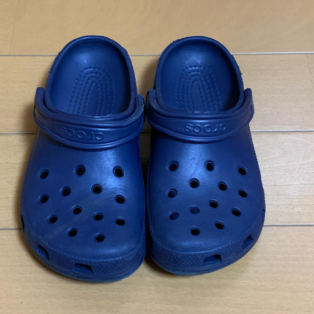 crocs(クロックス)のクロックス キッズ/ベビー/マタニティのキッズ靴/シューズ(15cm~)(サンダル)の商品写真