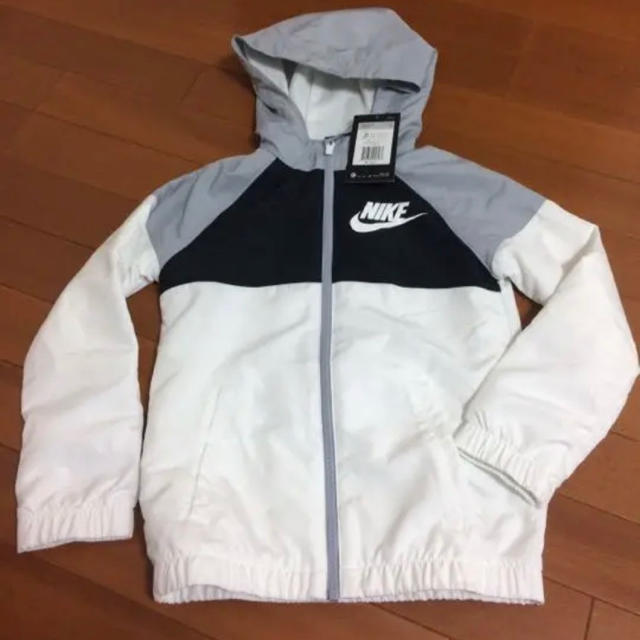 NIKE(ナイキ)の【新品】NIKE  ジュニア トラックスーツ 130 キッズ/ベビー/マタニティのキッズ服男の子用(90cm~)(ジャケット/上着)の商品写真