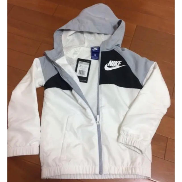 NIKE(ナイキ)の【新品】NIKE  ジュニア トラックスーツ 130 キッズ/ベビー/マタニティのキッズ服男の子用(90cm~)(ジャケット/上着)の商品写真