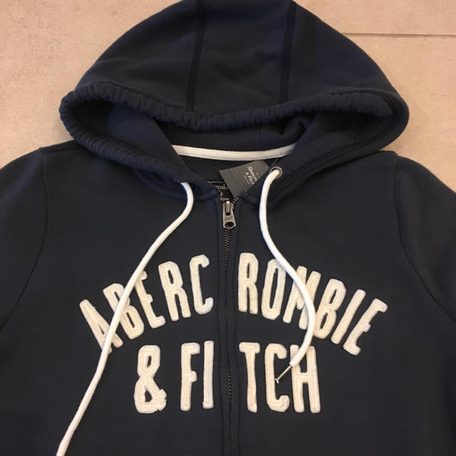 Abercrombie&Fitch(アバクロンビーアンドフィッチ)の新品Abercrombie&Fitch アバクロ アップリケフーディ送料込み！  レディースのトップス(パーカー)の商品写真