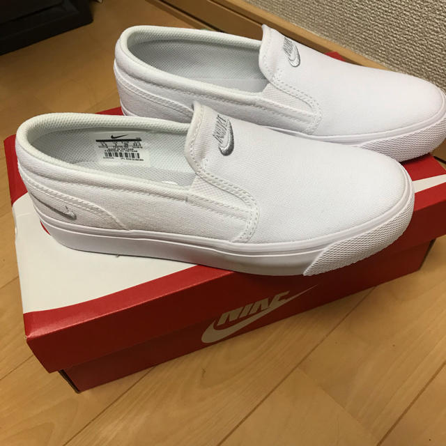 NIKE(ナイキ)のナイキ スリッポン 新品 5/2までお値引き レディースの靴/シューズ(スリッポン/モカシン)の商品写真